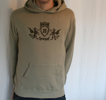 12 | Vintage Wappen Hooded Sweatshirt: Sandfarbenes Sweatshirt mit braunem Brustprint.